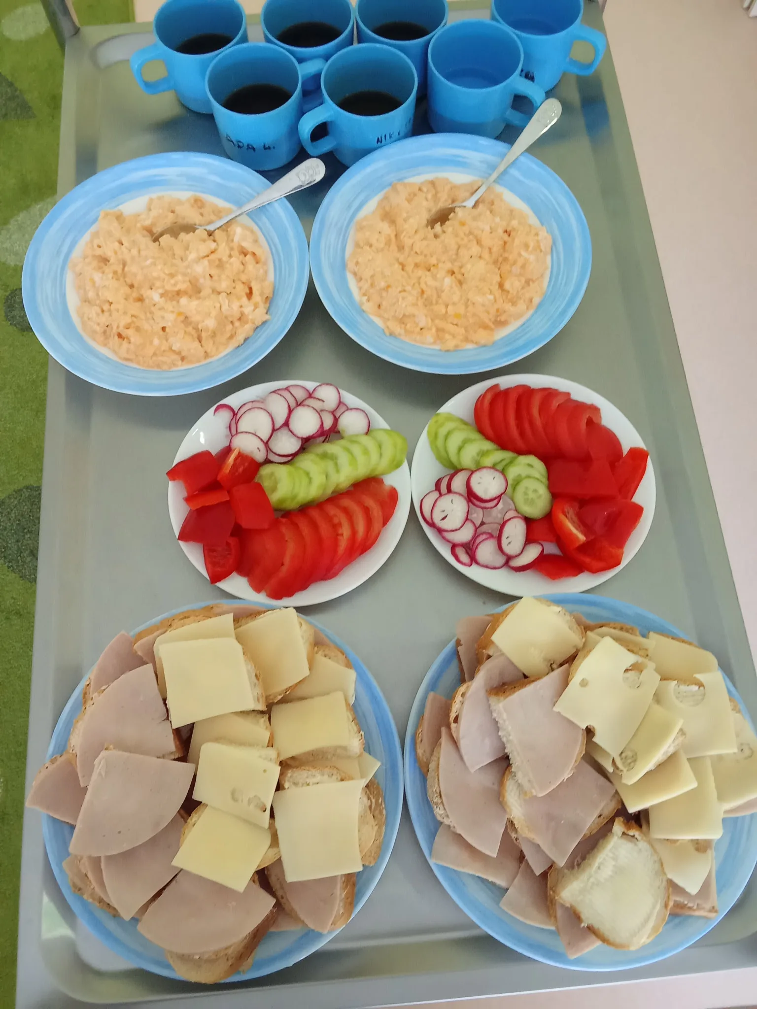 Śniadanie-z-jajecznicą-i-kanapkami