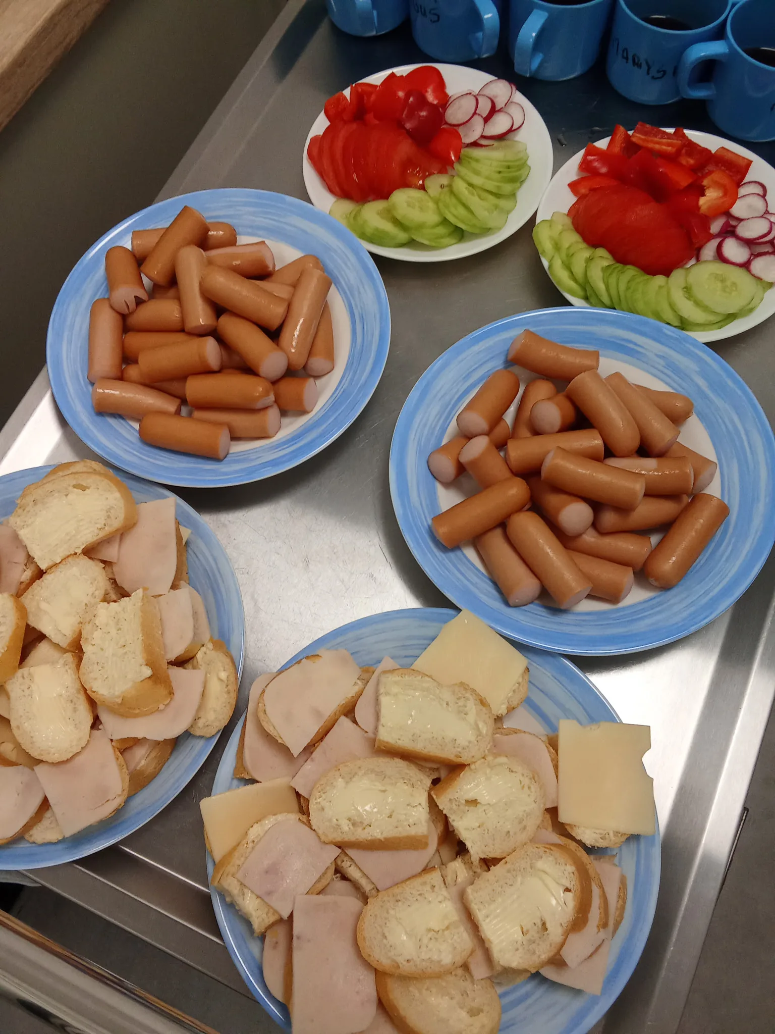 Śniadanie-z-parówkami-i-kanapkami